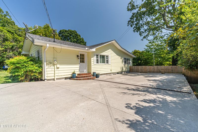 109 Olney Ln, Oak Ridge, TN 37830