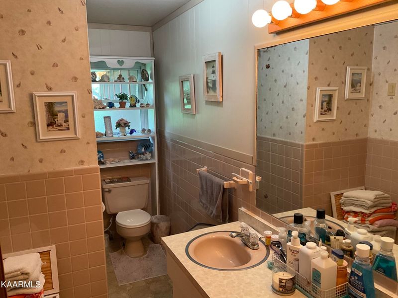 109 Ro Mo Rd, Harriman, TN 37748