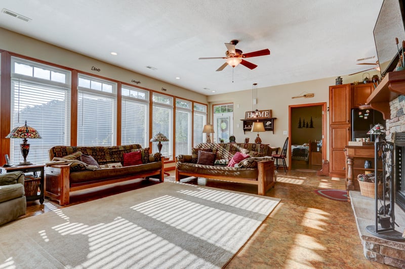 1090 Black Fox Harbor, Washburn, TN 37888