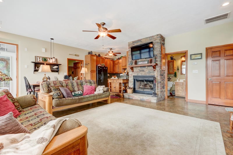 1090 Black Fox Harbor, Washburn, TN 37888