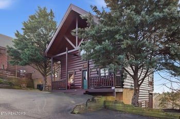 1091 Towering Oaks Dr, Sevierville, TN 37876
