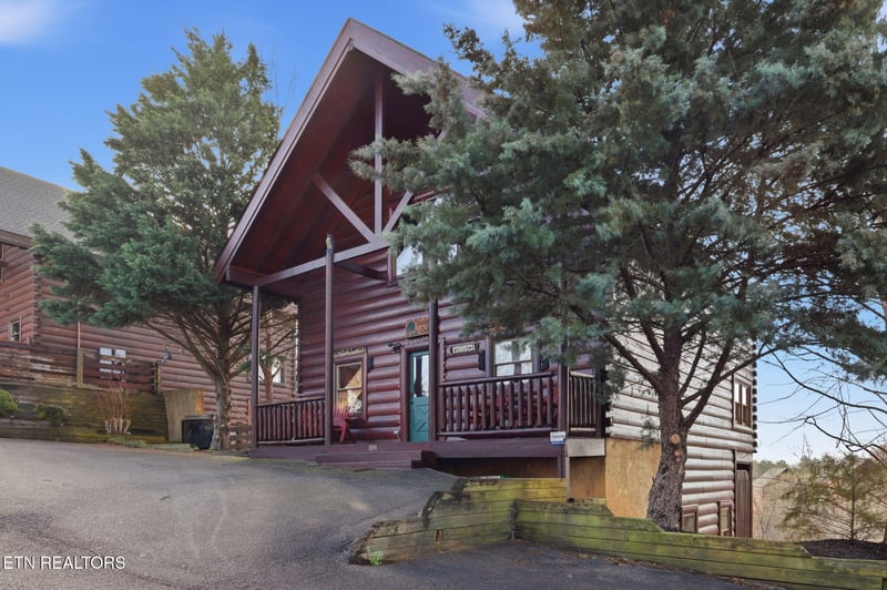 1091 Towering Oaks Dr, Sevierville, TN 37876