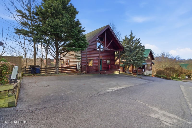 1091 Towering Oaks Dr, Sevierville, TN 37876