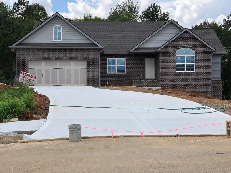 1099 W Glenview Dr, Lenoir City, TN 37771