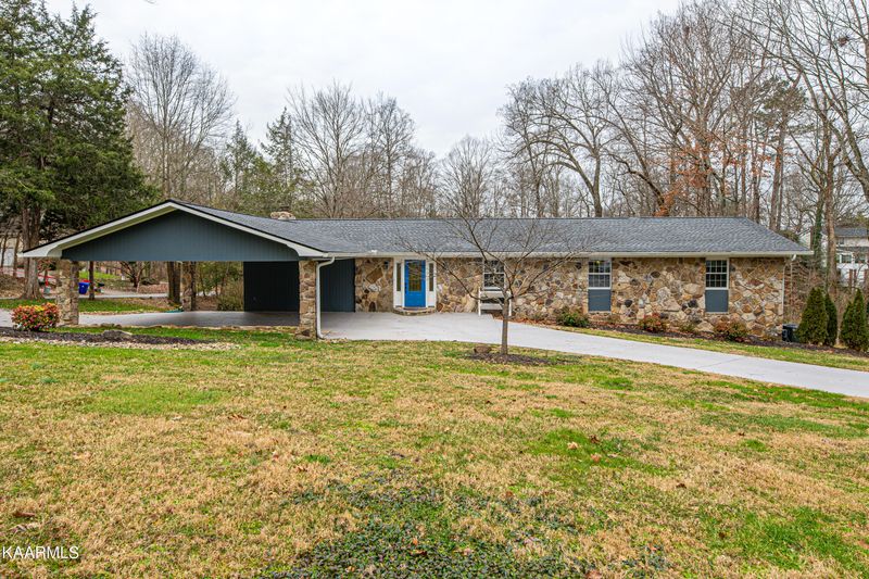 11 Brewster Ln, Oak Ridge, TN 37830