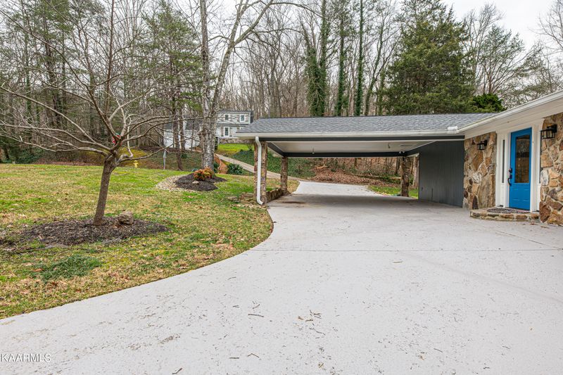 11 Brewster Ln, Oak Ridge, TN 37830