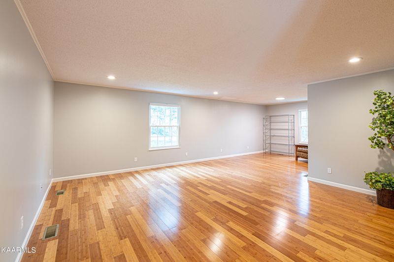 11 Brewster Ln, Oak Ridge, TN 37830