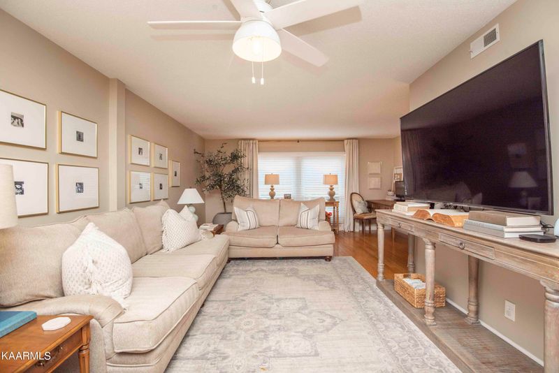 11 Brookside Dr, Oak Ridge, TN 37830