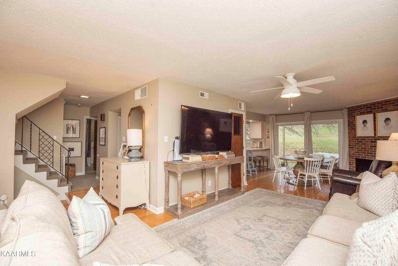 11 Brookside Dr, Oak Ridge, TN 37830