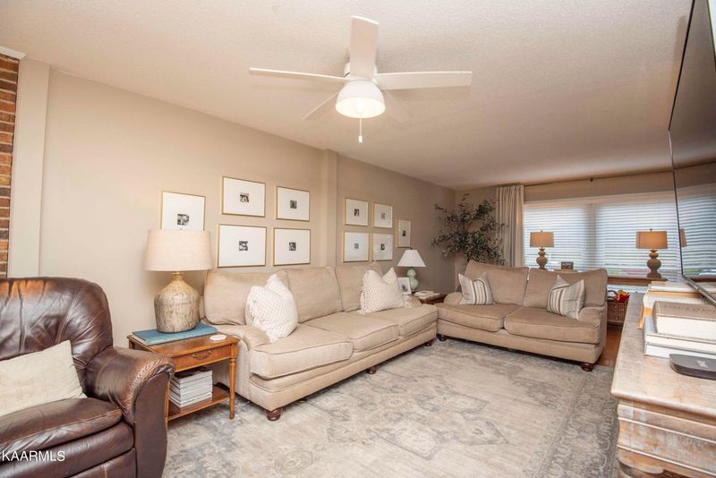11 Brookside Dr, Oak Ridge, TN 37830