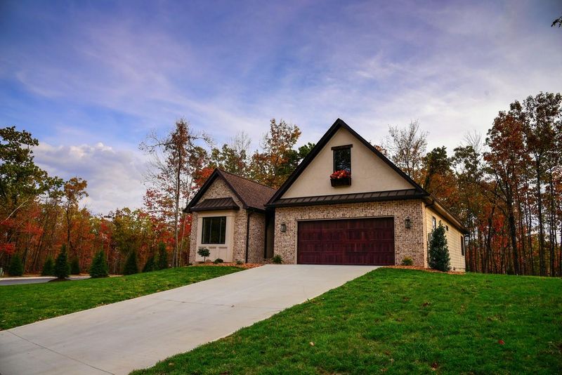 11 Oak Leaf Cir, Crossville, TN 38558