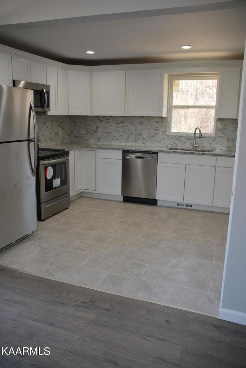 110 Bettis Ln, Oak Ridge, TN 37830