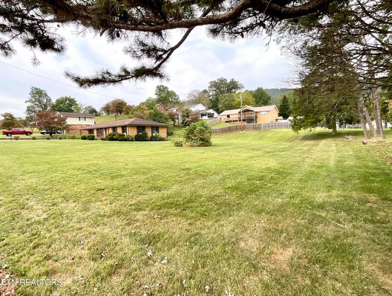 110 E Morningside Pk, Lafollette, TN 37766