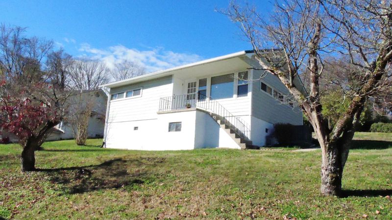 110 E Wadsworth Cir, Oak Ridge, TN 37830