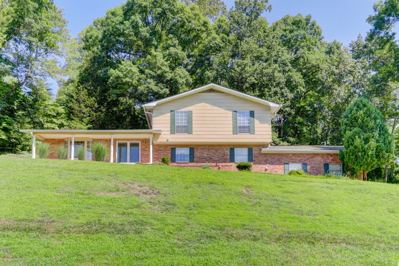 110 Greystone Dr, Oak Ridge, TN 37830