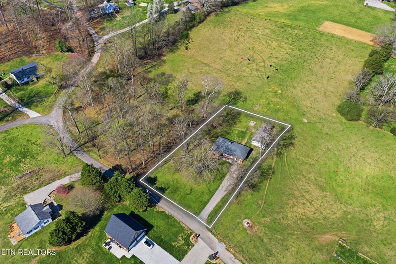 110 Hart Cemetery Ln, Clinton, TN 37716