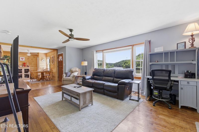 110 Hillcrest Dr, Harriman, TN 37748