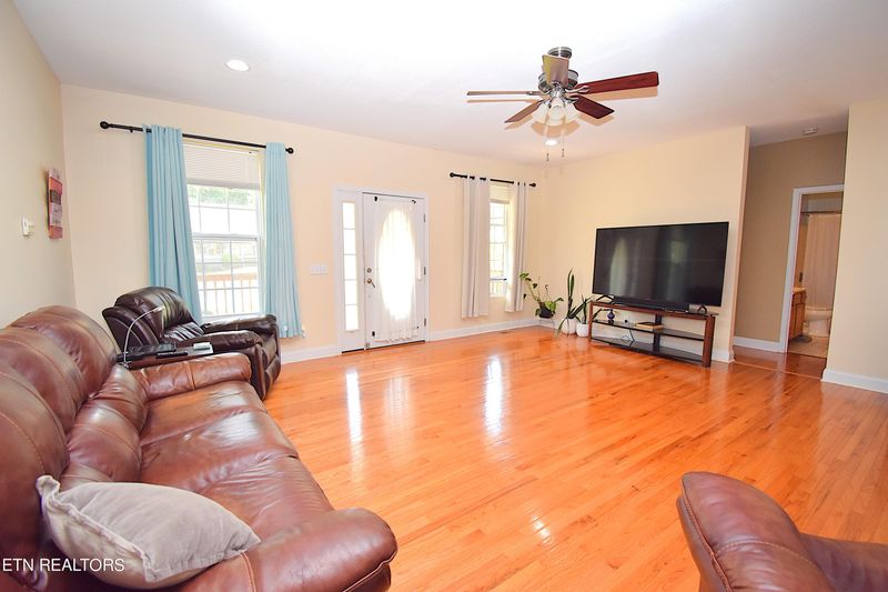110 Overlook Ln, Clinton, TN 37716