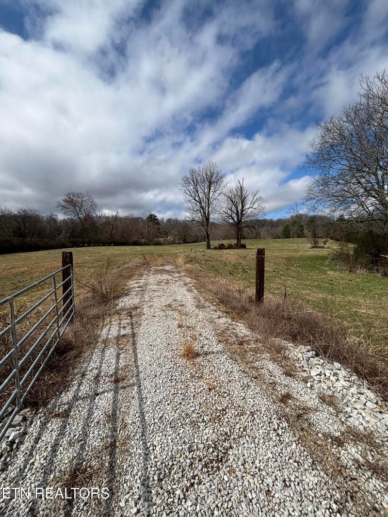110 Peninsula Rd, Harriman, TN 37748