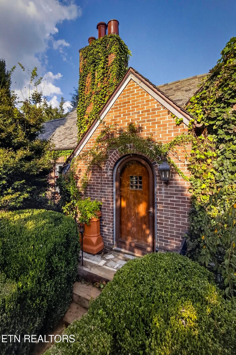 1100 W Nokomis Cir, Knoxville, TN 37919
