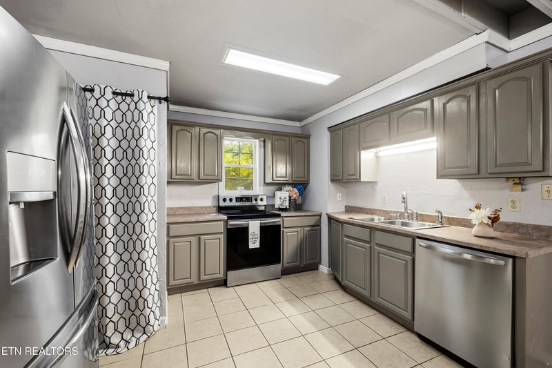 1105 Silver Poplar Ln, Sevierville, TN 37876