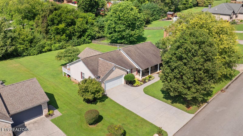 1105 Summerfield Dr, Maryville, TN 37801