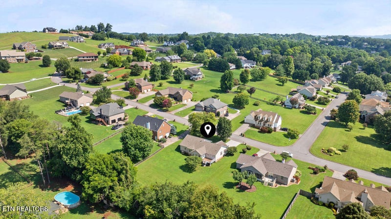 1105 Summerfield Dr, Maryville, TN 37801