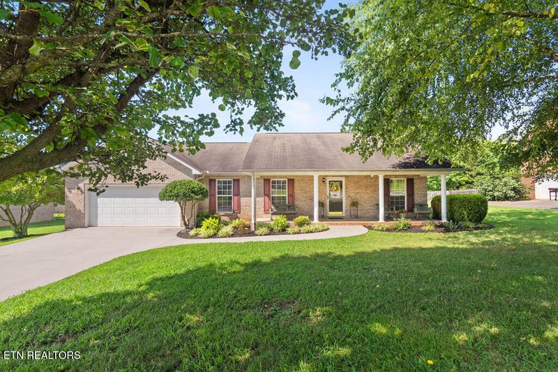 1105 Summerfield Dr, Maryville, TN 37801