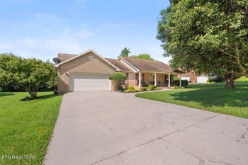 1105 Summerfield Dr, Maryville, TN 37801