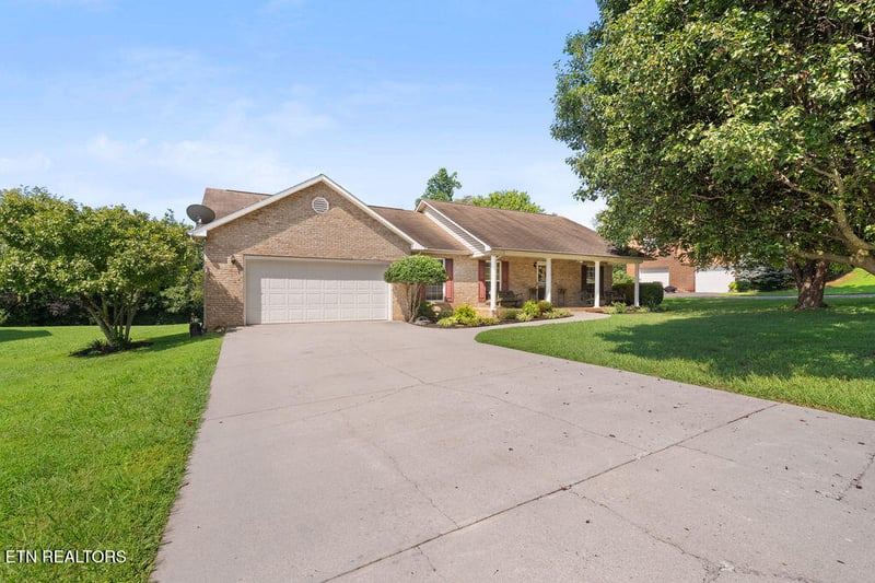 1105 Summerfield Dr, Maryville, TN 37801