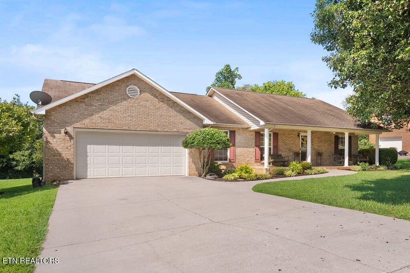 1105 Summerfield Dr, Maryville, TN 37801