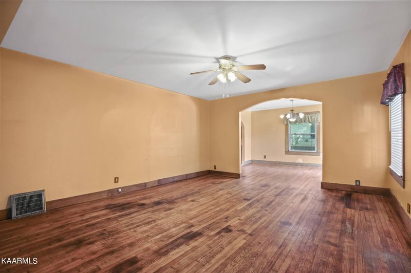 1107 E 2nd North St, Morristown, TN 37814