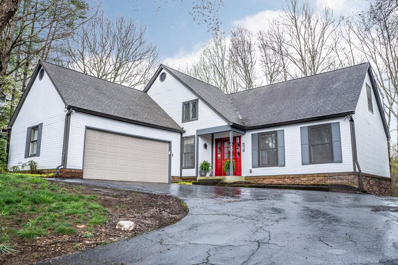 1107 W Outer Dr, Oak Ridge, TN 37830