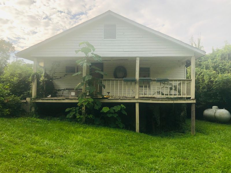 111 Andy Ln, Jacksboro, TN 37757