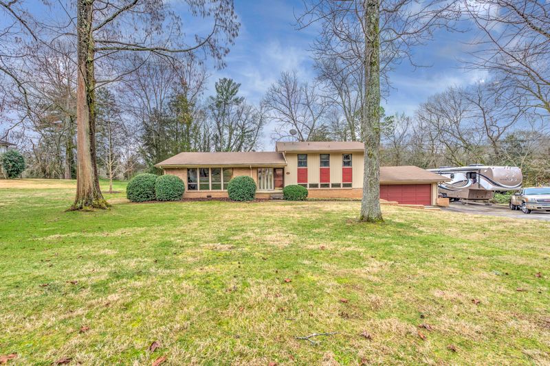 111 Carnegie Dr, Oak Ridge, TN 37830