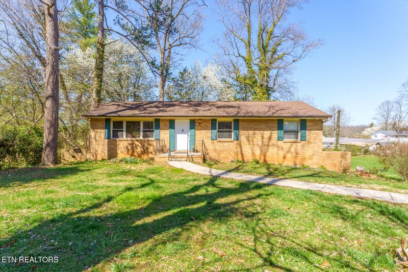 111 Cumberland View Dr, Oak Ridge, TN 37830
