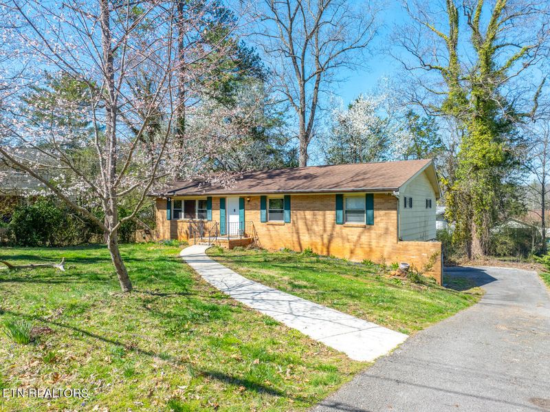 111 Cumberland View Dr, Oak Ridge, TN 37830