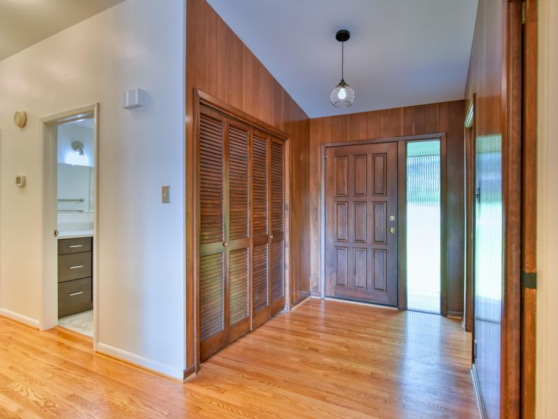111 Dana Dr, Oak Ridge, TN 37830