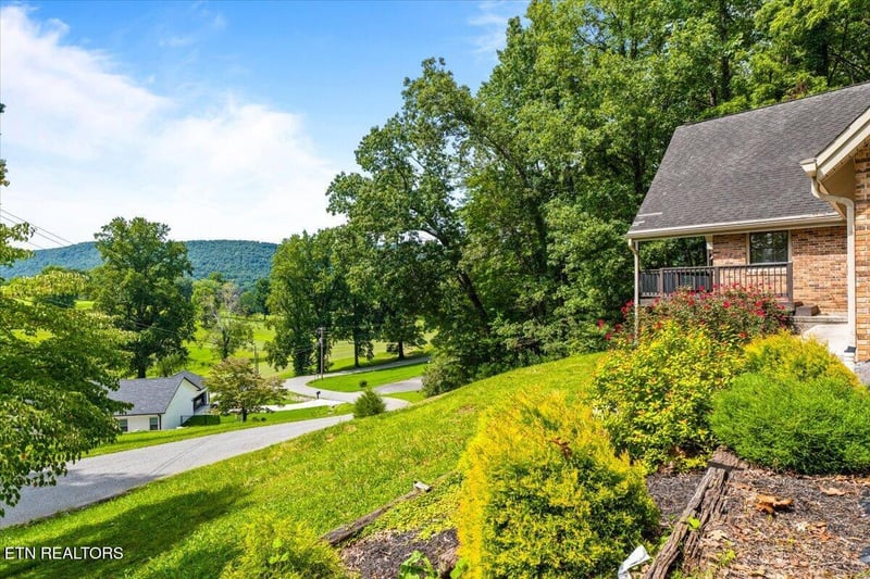 111 Golf Hill Ln, Lafollette, TN 37766