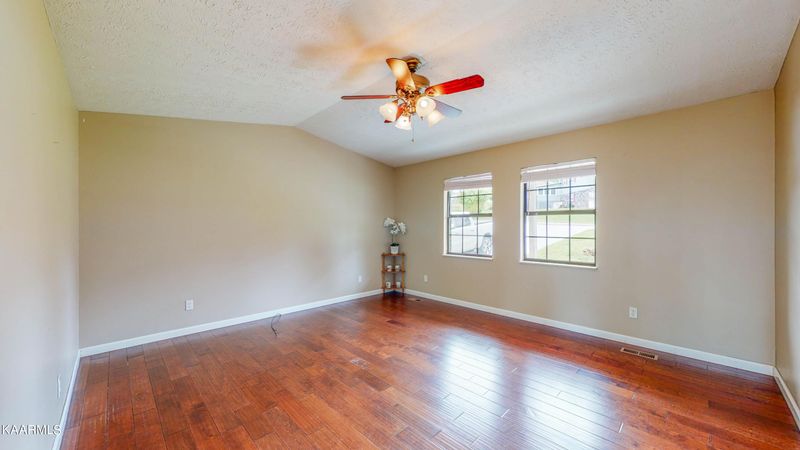111 Hickory Ln, Jacksboro, TN 37757