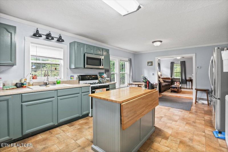 111 Hilltop Rd, Lafollette, TN 37766