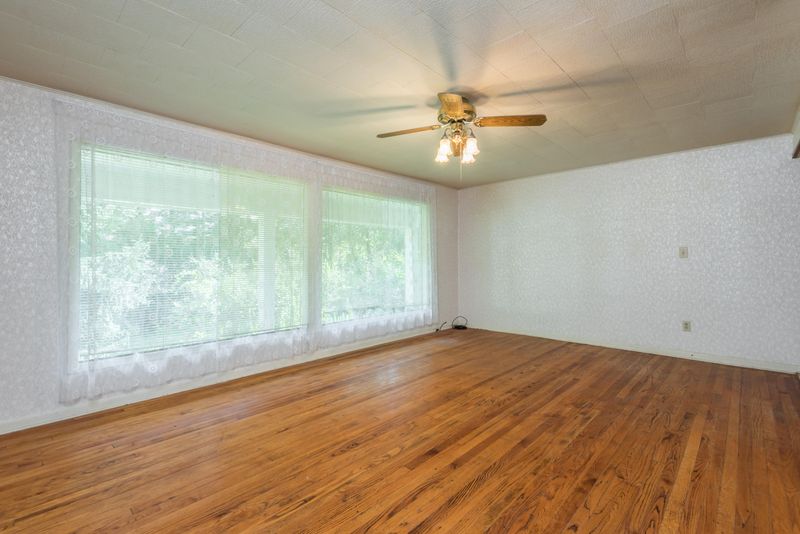 111 Howard Ln, Oak Ridge, TN 37830