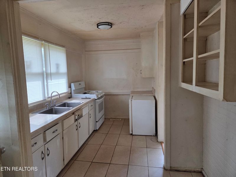 111 Kingsley Rd, Oak Ridge, TN 37830