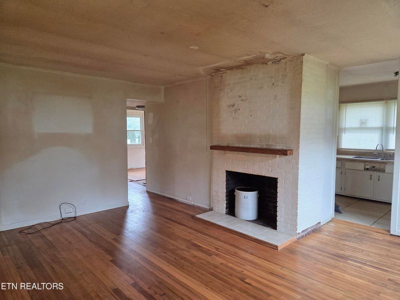 111 Kingsley Rd, Oak Ridge, TN 37830