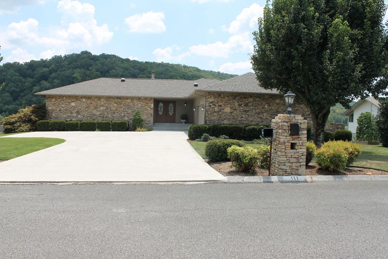 111 Lakeview Pl, Clinton, TN 37716