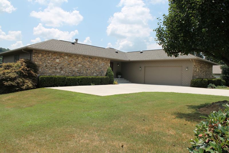 111 Lakeview Pl, Clinton, TN 37716