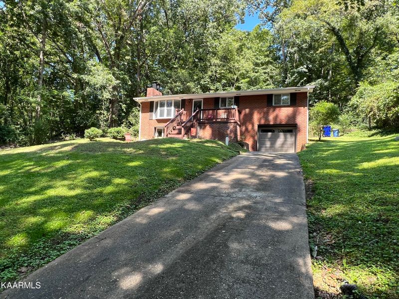 111 Maple Tree Ln, Powell, TN 37849
