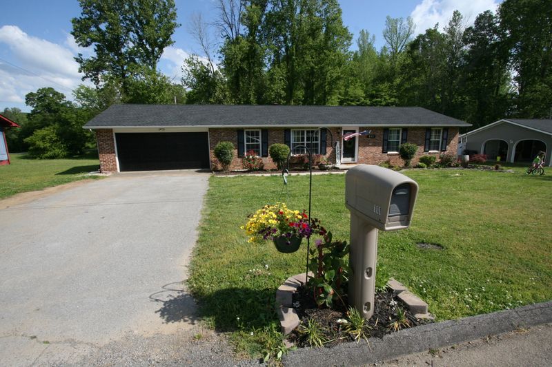 111 Meadowlark Dr, Harriman, TN 37748