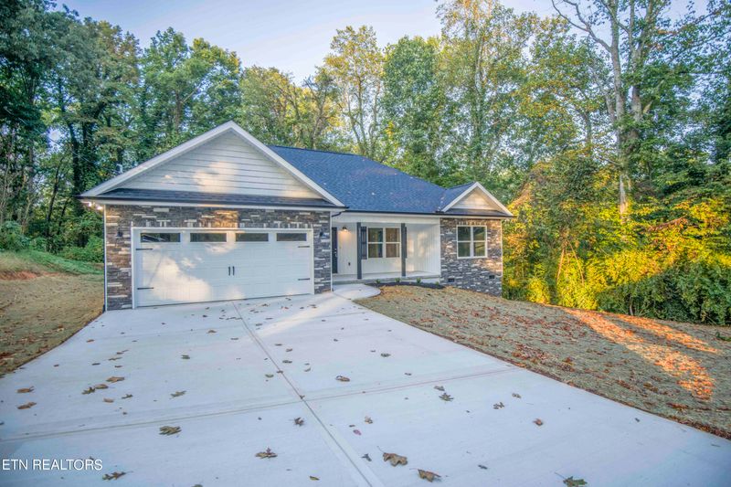 111 N Walker Ln, Oak Ridge, TN 37830