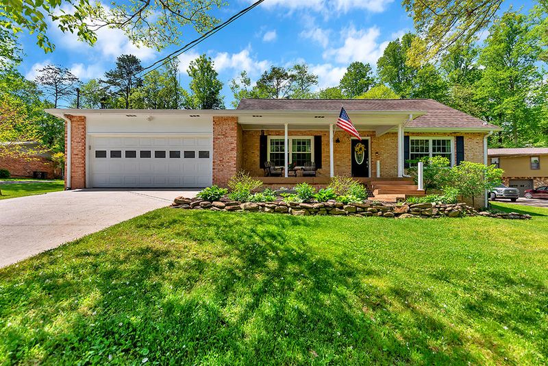 111 Newport Dr, Oak Ridge, TN 37830